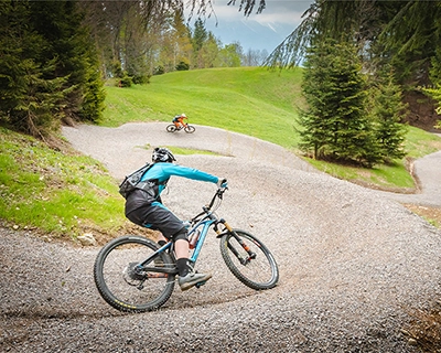 Mountainbiker auf einem Trail am Nassfeld