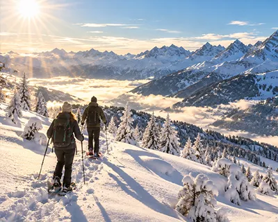 Winterwanderer mit Schneeschuhen am Nassfeld